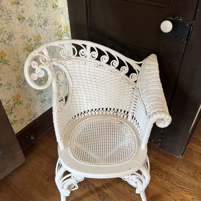 Amelia Earhart's white wicker chair